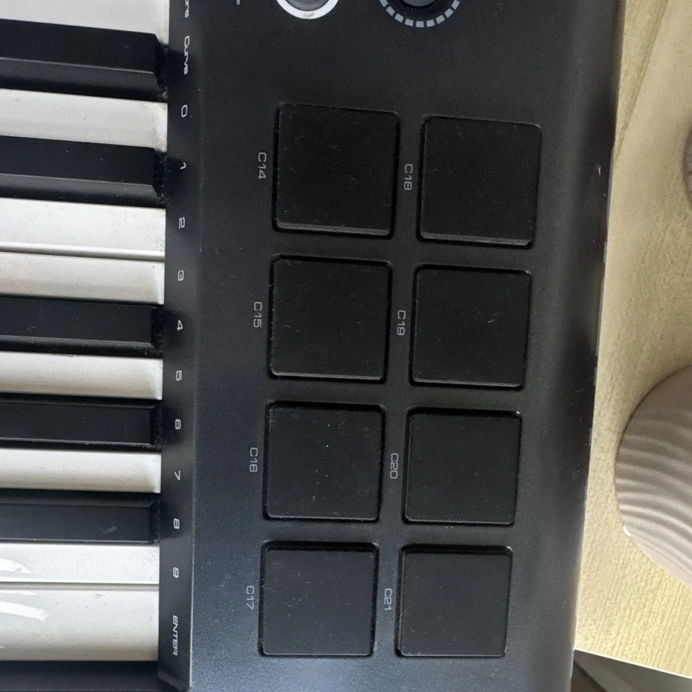 M-Audio Axiom 25 MIDI Keyboard Controller w/ Pads, Pitch/Mod Wheels no cables